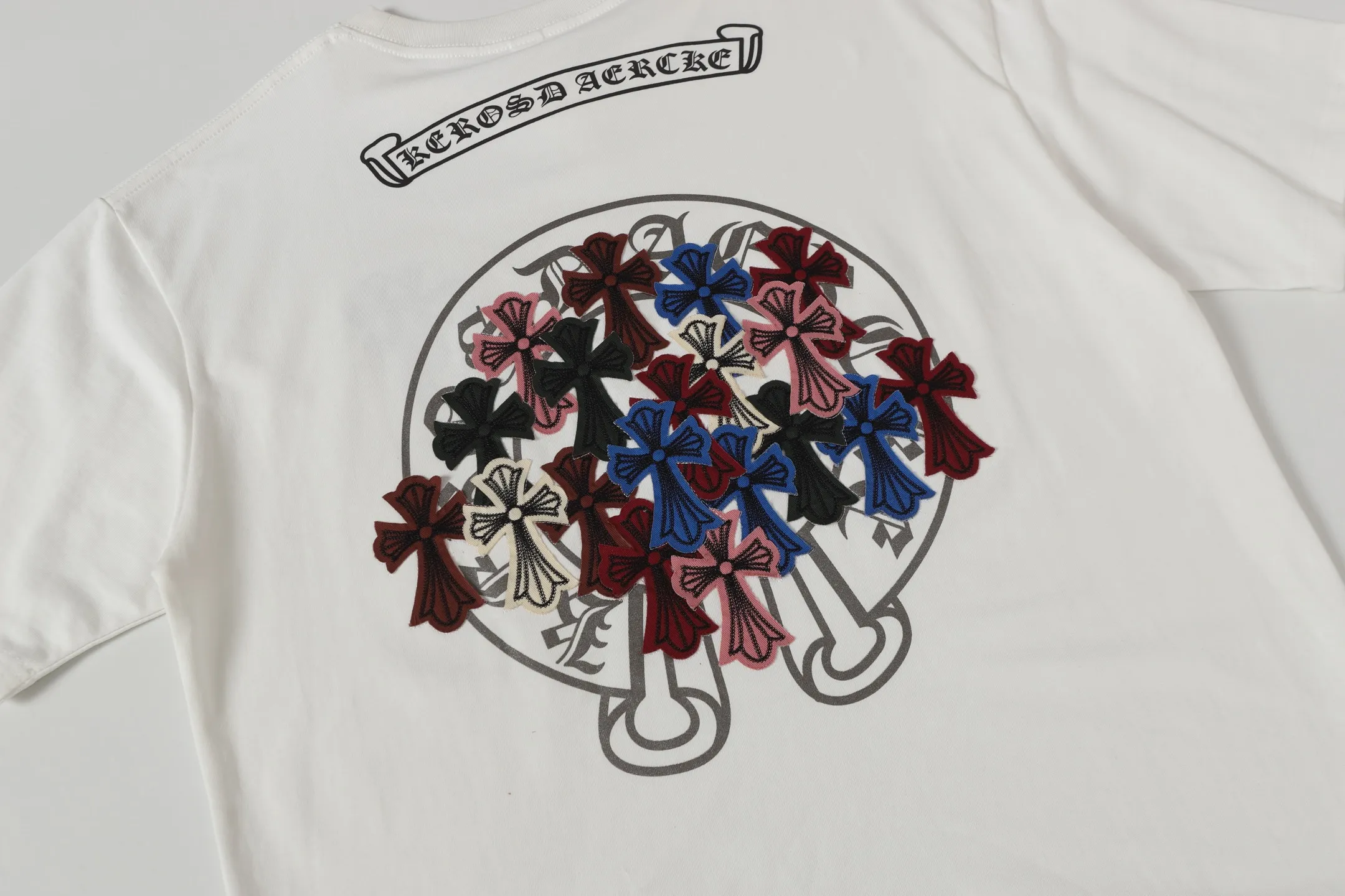 P190 Chrome Hearts CH Chrome Hearts Colorful Cross Embroidery Short Sleeve T-shirt Use imported Tajima machine embroidery, correct configuration, black 2025 Chrome Hearts transparent packaging bag, 280g custom-dyed double yarn cotton, large version, loose and stylish, different from low version, slim and long version, upper body and hip stretch, 100% commitment: top quality, not fast food, the highest version on the market, top quality - different from the ordinary versions in the market, if you care about quality You must also respect the price. Absolutely zero after-sales service. The return rate so far is 0. It’s hard not to love the style. - 280g custom-dyed double yarn fabric. - Correct high-density main mark, washed tag, hand-sewn.